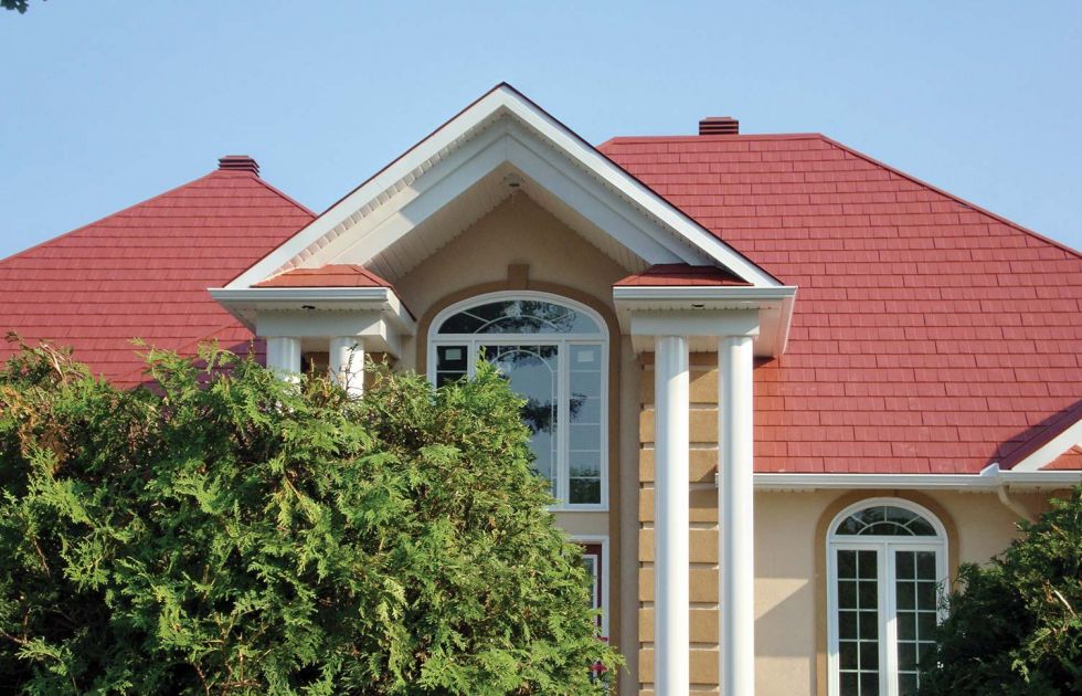Dimensional metal shingle roof on an Ottawa-area home